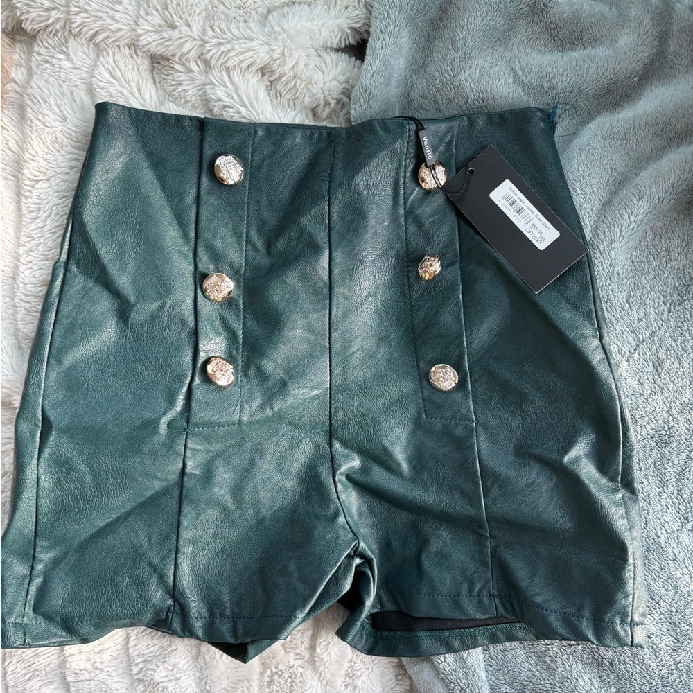 Elegant Green vegan Leather Women Shorts NWT